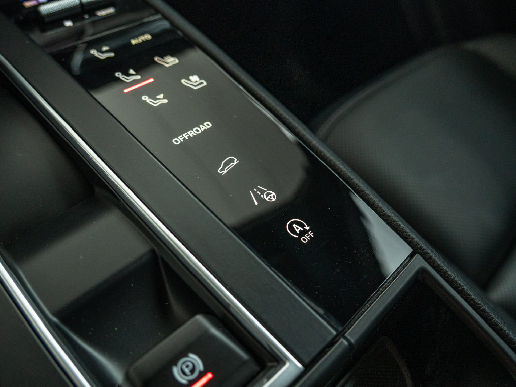 Certified 2026 Porsche Macan Turbo AWD/4WD image 16