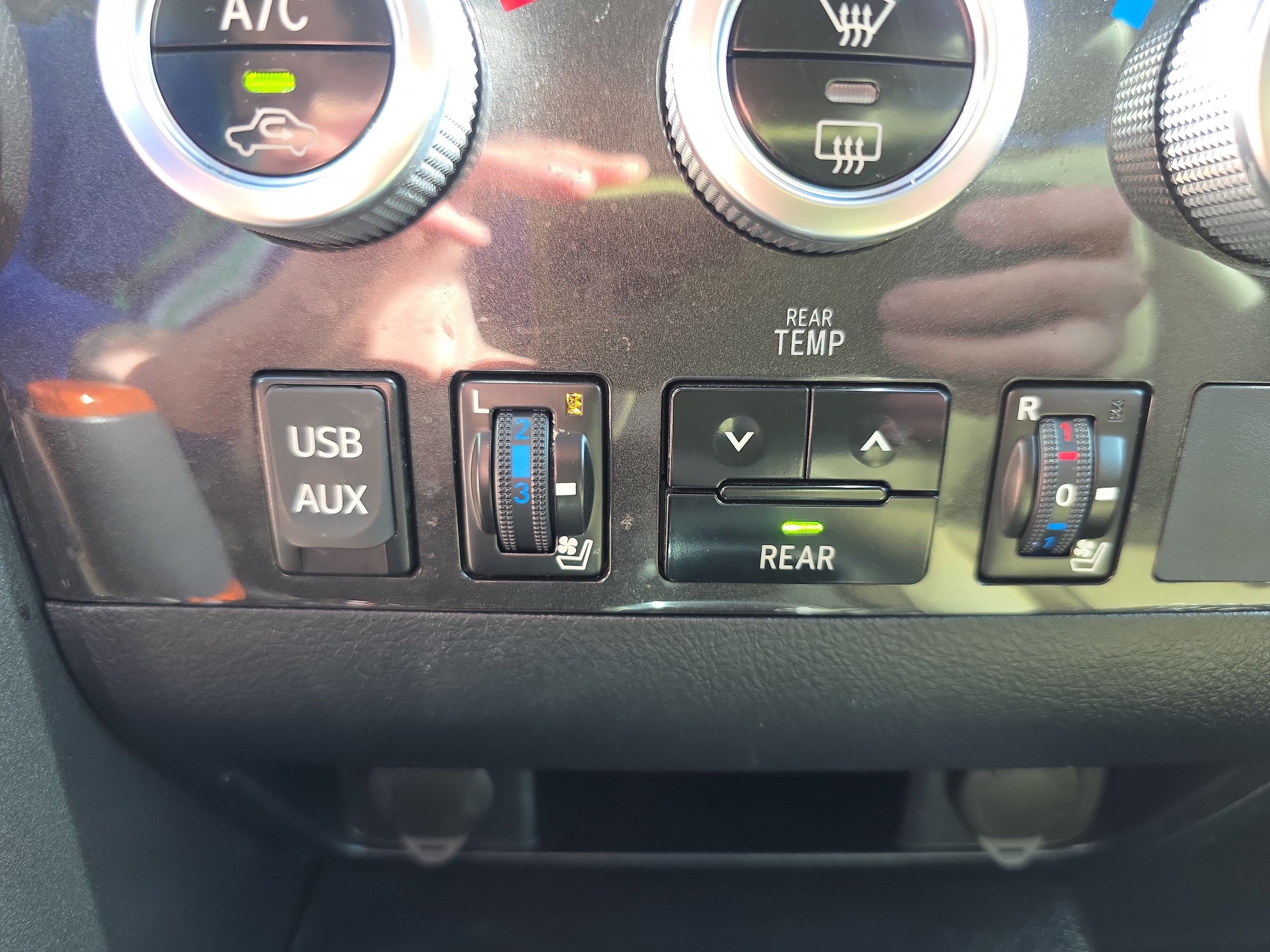 Used 2019 Toyota Sequoia Platinum w/ Carpet Mat Package (TMS) AWD/4WD image 32