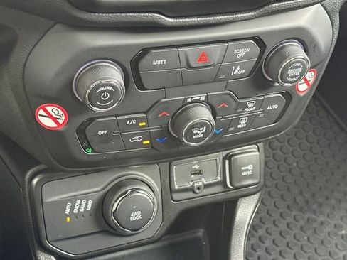 Used 2023 Jeep Renegade Latitude image 18