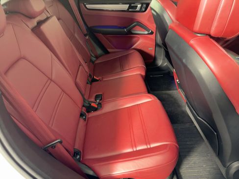 Certified 2022 Porsche Cayenne Platinum Edition image 29