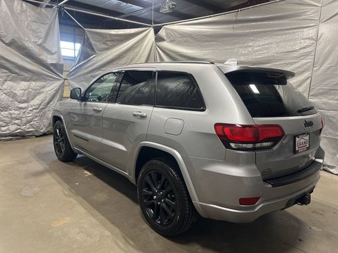 Used 2017 Jeep Grand Cherokee Altitude AWD/4WD image 4