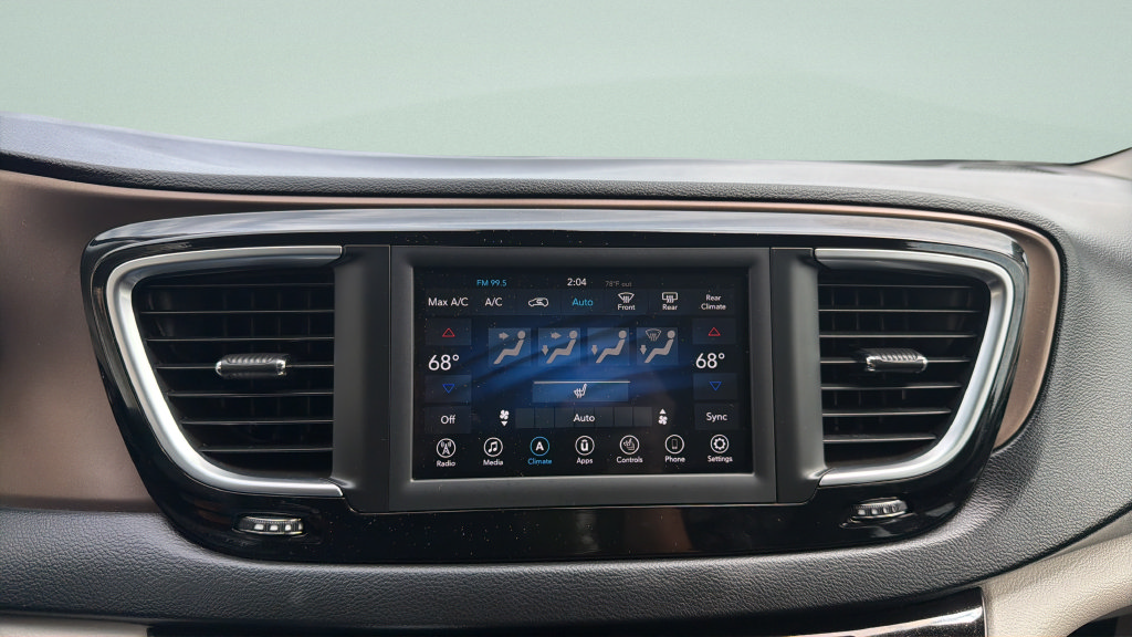 Used 2018 Chrysler Pacifica Touring-L FWD image 16