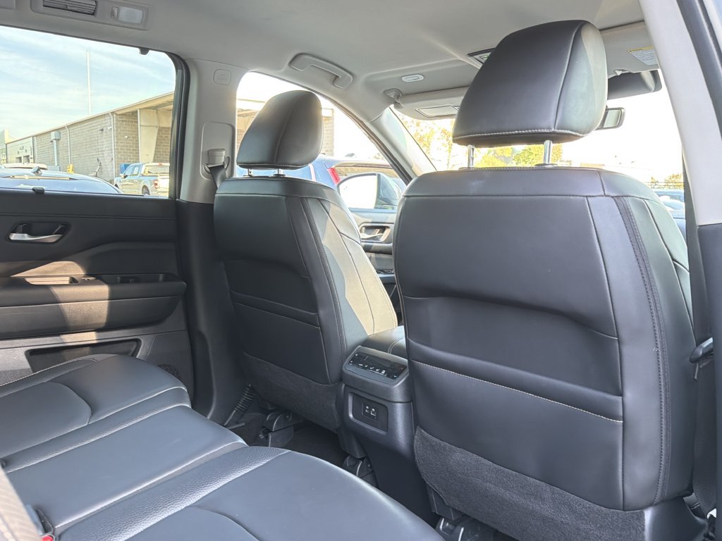 Used 2025 Nissan Pathfinder SL FWD image 19