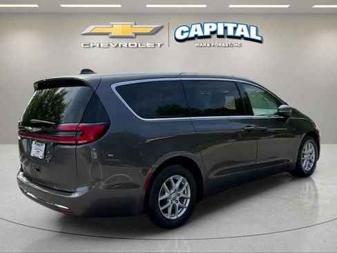Used 2023 Chrysler Pacifica Touring-L FWD image 5