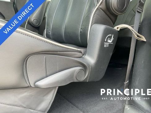 Used 2018 Chrysler Pacifica Limited image 32