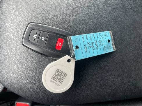 Used 2025 Toyota RAV4 XLE AWD/4WD image 18