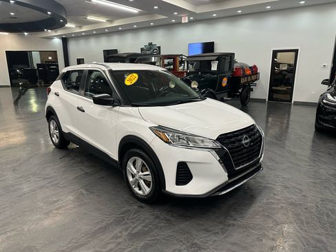 Used 2022 Nissan Kicks S image 3