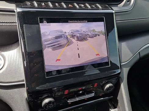 Used 2025 Jeep Grand Cherokee Altitude RWD image 14