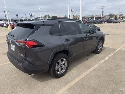 Used 2024 Toyota RAV4 XLE AWD/4WD image 7