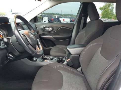 Used 2020 Jeep Cherokee Latitude w/ Cold Weather Group AWD/4WD image 9