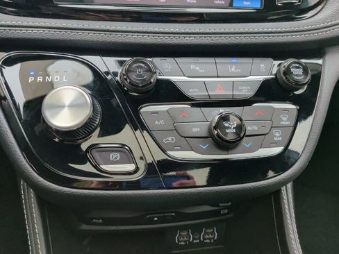 Used 2025 Chrysler Pacifica Limited w/ Uconnect Theater Family Group image 31