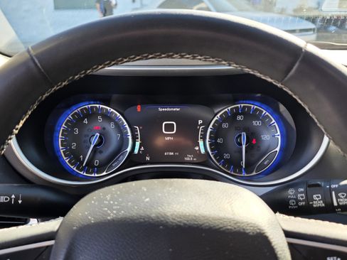 Used 2023 Chrysler Pacifica Touring-L image 16