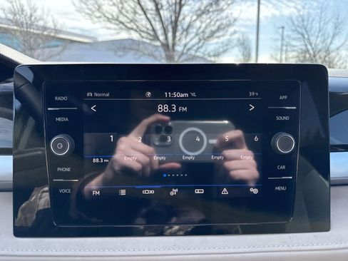 Used 2025 Volkswagen Taos SE image 19