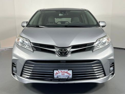 Used 2018 Toyota Sienna XLE Premium image 3