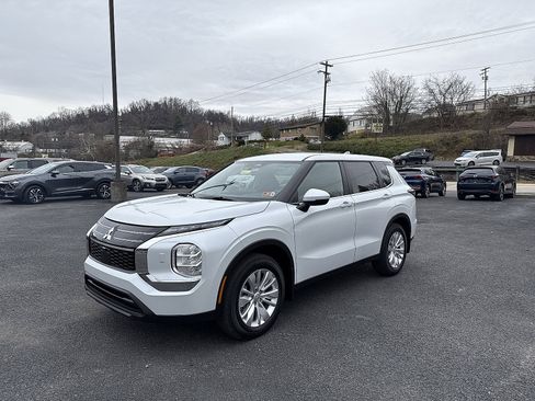 New 2025 Mitsubishi Outlander ES image 9