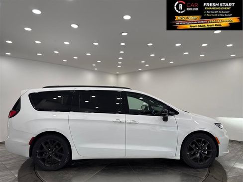 Used 2025 Chrysler Pacifica Limited FWD image 42