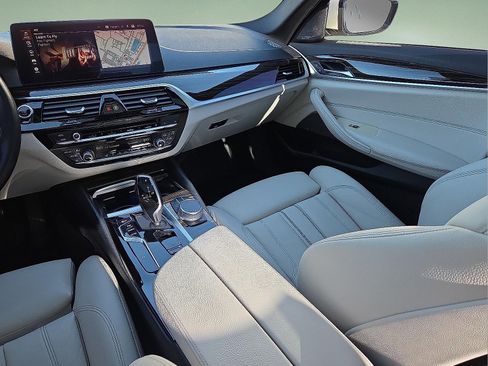 Used 2021 BMW 530i xDrive w/ Premium Package image 12