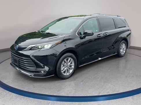Used 2025 Toyota Sienna XLE FWD image 1