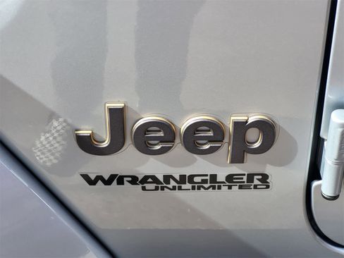 Used 2022 Jeep Wrangler Unlimited Rubicon w/ Xtreme Recon 35" Tire Package image 10