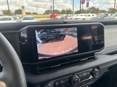 Used 2025 Jeep Wrangler Unlimited Sahara AWD/4WD image 23