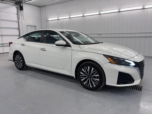 Used 2024 Nissan Altima 2.5 SV w/ SV Premium Package AWD/4WD image 9