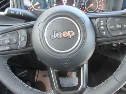 Used 2025 Jeep Gladiator Sport image 25