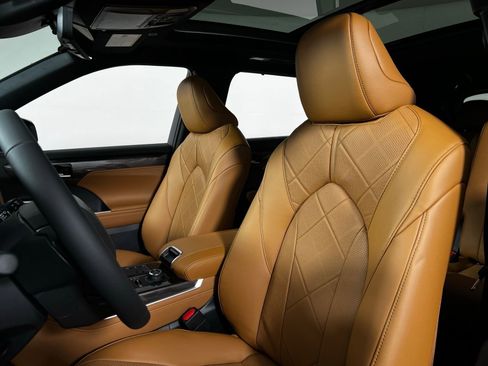 New 2026 Toyota Highlander Platinum image 9