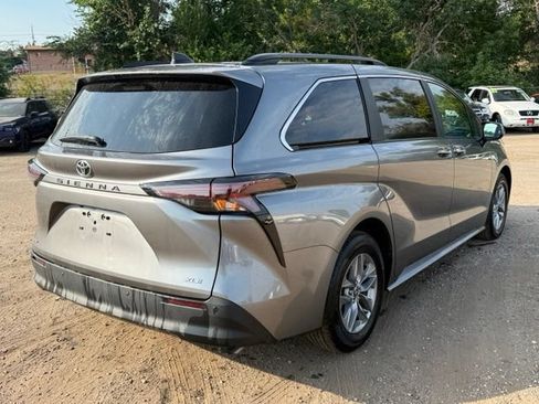 Used 2026 Toyota Sienna XLE FWD image 5