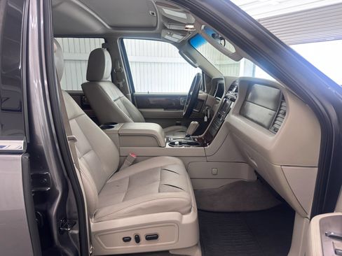 Used 2014 Lincoln Navigator 4WD image 10