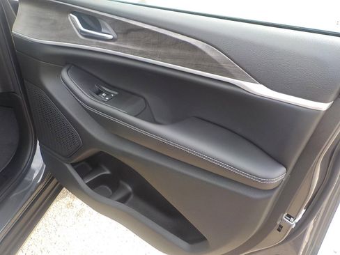 New 2025 Jeep Grand Cherokee Limited image 16