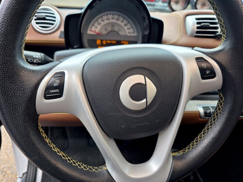 Used 2014 smart fortwo passion RWD image 10