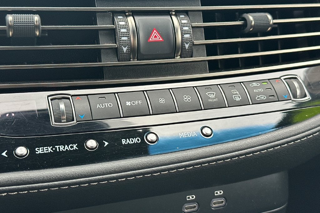 Used 2023 Lexus LS 500 w/ Accessory Package (Z1) RWD image 22