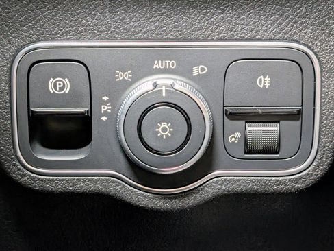 Used 2023 Mercedes-Benz GLB 250 4MATIC image 32