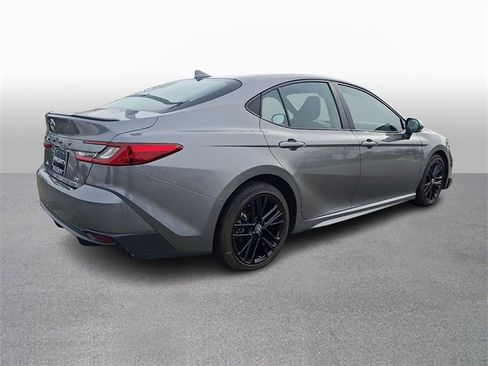 Used 2025 Toyota Camry SE image 4