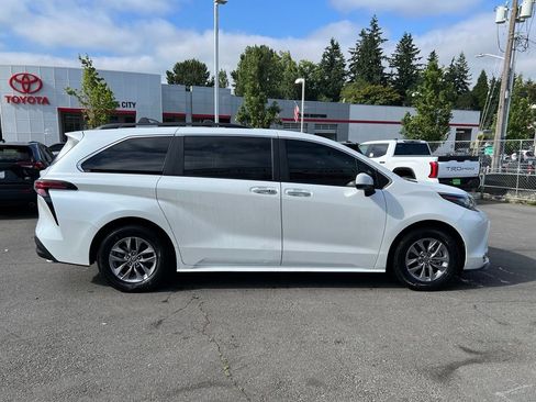 Used 2022 Toyota Sienna XLE AWD/4WD image 3