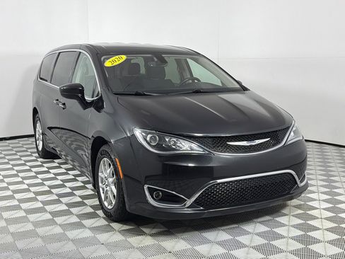 Used 2020 Chrysler Pacifica Touring FWD image 3