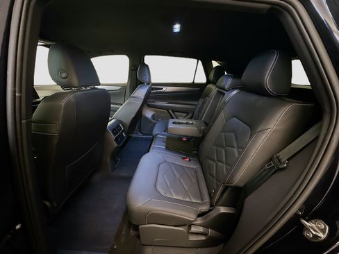 Used 2025 Volkswagen Atlas Cross Sport SE image 29