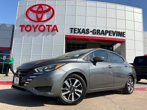 Used 2025 Nissan Versa SV image 2