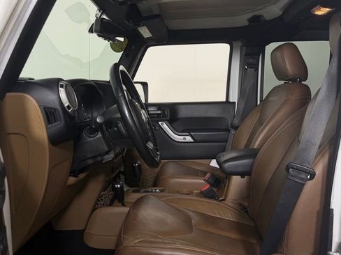 Used 2018 Jeep Wrangler Unlimited Sahara w/ Connectivity Group AWD/4WD image 12