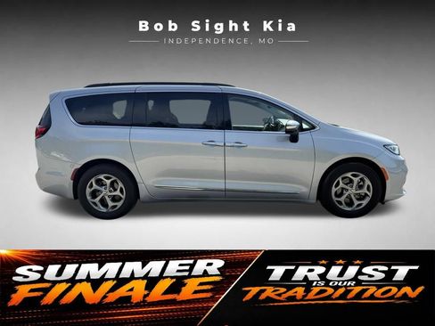 Used 2023 Chrysler Pacifica Limited FWD image 16