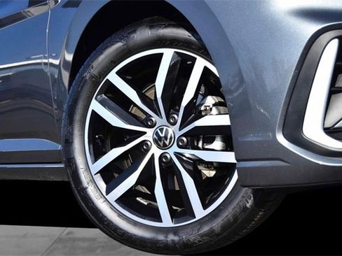 Certified 2025 Volkswagen Jetta SE w/ Sunroof Package image 3