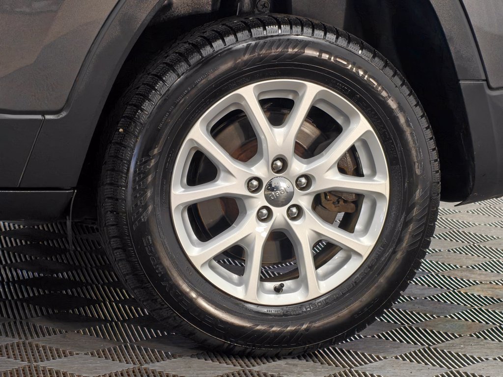 Used 2017 Jeep Cherokee Latitude w/ Cold Weather Group AWD/4WD image 51