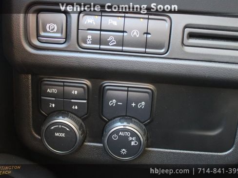 Used 2024 Chevrolet Suburban Premier image 19