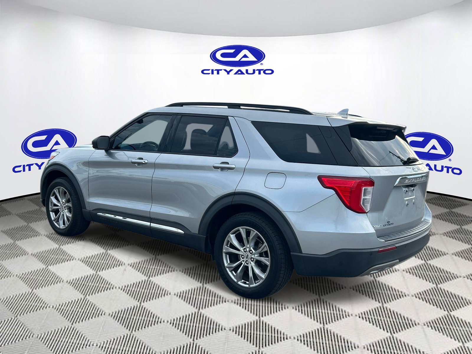 Used 2020 Ford Explorer XLT w/ Equipment Group 202A RWD image 5