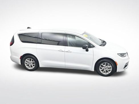 Used 2024 Chrysler Pacifica Touring-L FWD image 25
