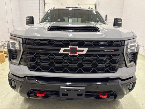 Used 2025 Chevrolet Silverado 2500 ZR2 w/ Technology Package AWD/4WD image 10