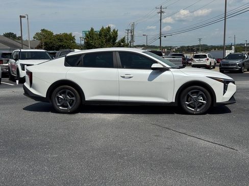 New 2025 Kia K4 LXS image 2