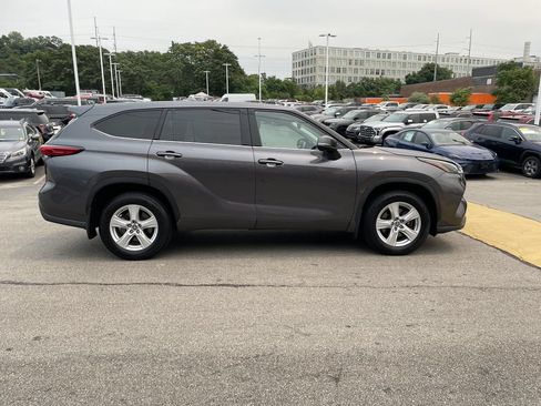 Used 2022 Toyota Highlander LE AWD/4WD image 7
