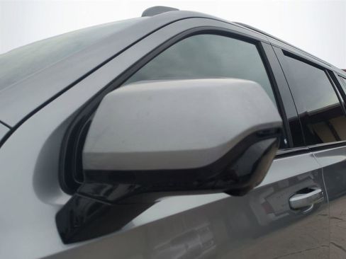 Used 2025 Chevrolet Suburban Z71 image 12