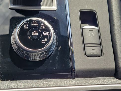 Used 2024 Mitsubishi Outlander SE Black Edition image 27